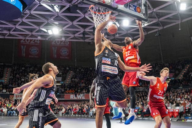 Mark Smith 13 Ratiopharm Ulm in duel with Isiaha Mike 22 FC Bayern Basketball , Justus Hollatz 21 FC Bayern Basketball , FC Bayern Basketball vs Ratiopharm Ulm, BBL, Matchday 18, 01 02 2026 Munich Bavaria Germany Copyright: xkolbert-press UlrichxGamelx