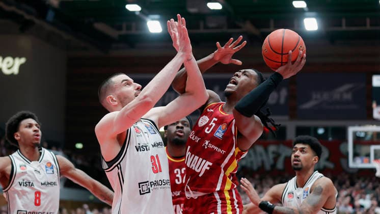 In the picture from left Daniel Keppeler Bamberg Baskets, 31 against Marcus Carr Wuerzburg Baskets, 5 01 02 2026, Fitness First Wuerzburg Baskets vs BMA365 Bamberg Baskets, easyCredit BBL, Matchday 18, Germany, 97072, tectake Arena Wuerzburg, Copyright: HMBxMedia xJulienxBecker