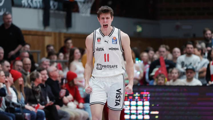 In the picture cheering after a three-pointer by Richard Balint Bamberg Baskets, 11 01 02 2026, Fitness First Wuerzburg Baskets vs BMA365 Bamberg Baskets, easyCredit BBL, Matchday 18, Germany, 97072, tectake Arena Wuerzburg, Copyright: HMBxMedia xJulienxBecker