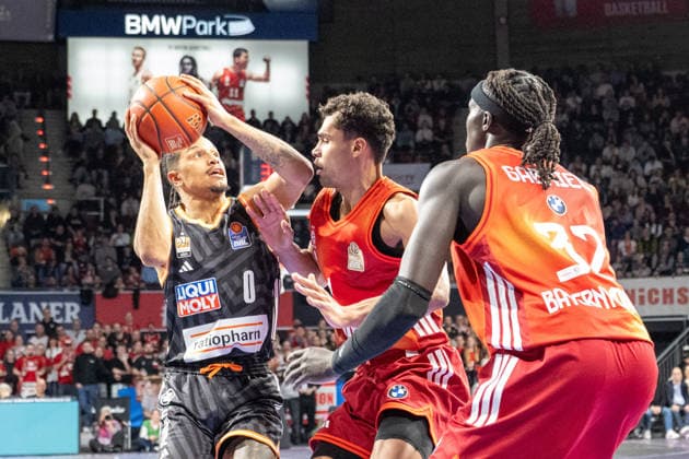 Nelson Weidemann 0 Ratiopharm Ulm in duel with Oscar da Silva 1 FC Bayern Basketball , Wenyen Gabriel 32 FC Bayern Basketball , FC Bayern Basketball vs Ratiopharm Ulm, BBL, 18 Matchday, 01 02 2026 Munich Bavaria Germany Copyright: xkolbert-press UlrichxGamelx