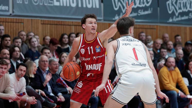 In the picture from left Brae Ivey Wuerzburg Baskets, 11 on the ball against Zachary Ensminger Bamberg Baskets, 1 01 02 2026, Fitness First Wuerzburg Baskets vs BMA365 Bamberg Baskets, easyCredit BBL, Matchday 18, Germany, 97072, tectake Arena Wuerzburg, Copyright: HMBxMedia xJulienxBecker