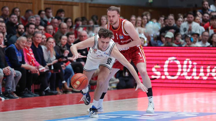 In the picture from left Zachary Ensminger Bamberg Baskets, 1 against Lukas Herzog Wuerzburg Baskets, 1 01 02 2026, Fitness First Wuerzburg Baskets vs BMA365 Bamberg Baskets, easyCredit BBL, Matchday 18, Germany, 97072, tectake Arena Wuerzburg, Copyright: HMBxMedia xJulienxBecker