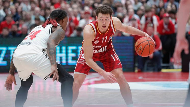 In the picture from left Cobe Williams Bamberg Baskets, 24 against Brae Ivey Wuerzburg Baskets, 11 01 02 2026, Fitness First Wuerzburg Baskets vs BMA365 Bamberg Baskets, easyCredit BBL, Matchday 18, Germany, 97072, tectake Arena Wuerzburg, Copyright: HMBxMedia xJulienxBecker