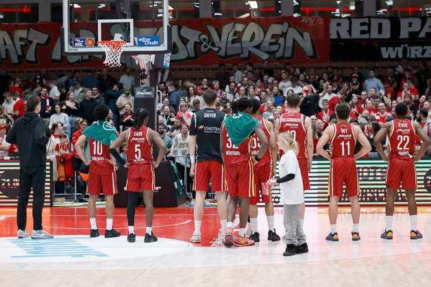 f l n r Disappointed Wuerzburg players after the derby defeat in front of the fans 01 02 2026, Basketball, BBL, Fitness First Wuerzburg Baskets vs BMA365 Bamberg Baskets, GER, Wuerzburg, Tectake Arena Copyright: HMBxMedia xHeikoxBecker