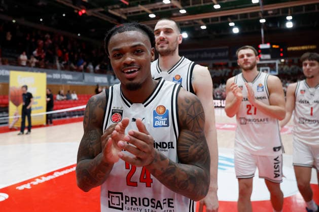 from left to right Cobe Williams Bamberg Baskets, 24 01 02 2026, Basketball, BBL, Fitness First Wuerzburg Baskets vs BMA365 Bamberg Baskets, GER, Wuerzburg, Tectake Arena Copyright: HMBxMedia xHeikoxBecker