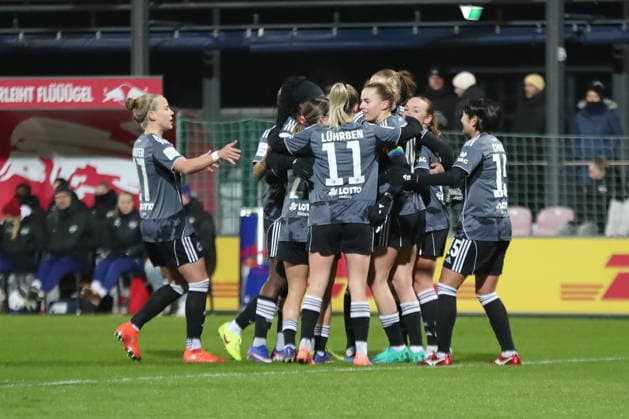 Google Pixel Womens Bundesliga, RB Leipzig Eintracht Frankfurt 01 02 2026 Goalscorer Laura Freigang 10, Eintracht Frankfurt in the middle of the cheering crowd after her goal for the 0 1 lead Football, Google Pixel Womens Bundesliga, Season 2025 2026, Matchday 16 RB Leipzig vs SG Eintracht Frankfurt on 01 02 2026, Training Center Cottaweg, Leipzig DFB REGULATIONS PROHIBIT ANY USE OF PHOTOGRAPHS AS IMAGE SEQUENCES AND OR QUASI VIDEO Copyright: xBEAUTIFULxSPORTS JanxKaeferx