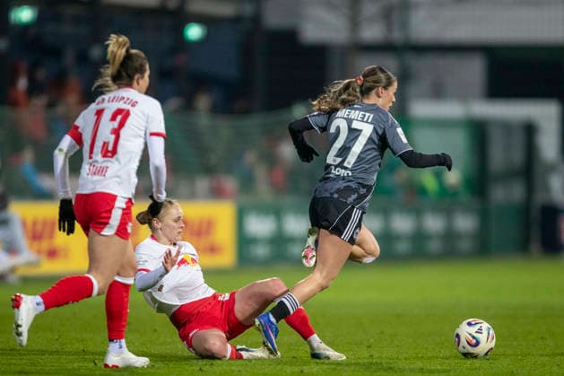 GER, Leipzig, Football, Google Pixel Womens Bundesliga, Matchday 16, RB Leipzig vs Eintracht Frankfurt in picture v l Victoria Krug RB Leipzig 20 , Ereleta Memeti Eintracht Frankfurt 27 , duel, 01 02 2025, RB Leipzig Training Academy Cottaweg Leipzig DFB REGULATIONS PROHIBIT ANY USE OF PHOTOGRAPHS AS IMAGE SEQUENCES AND OR QUASI VIDEO, Copyright: HMBxMedia PaulxFritz