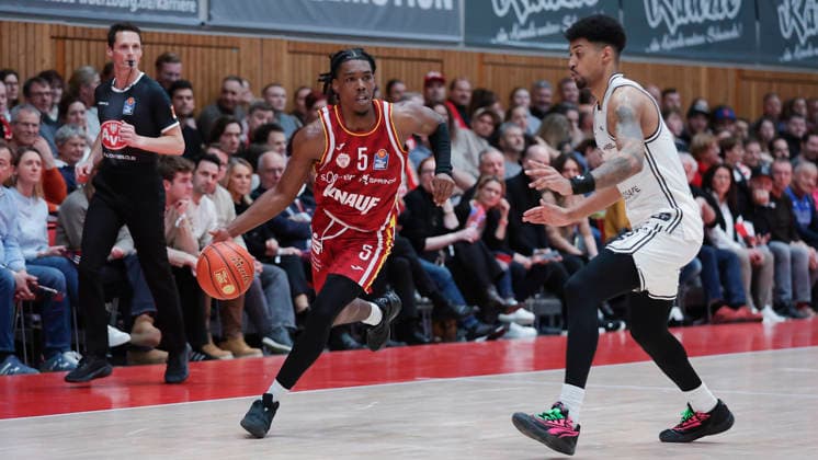 In the picture from left Marcus Carr Wuerzburg Baskets, 5 against Ibi Watson Bamberg Baskets, 2 01 02 2026, Fitness First Wuerzburg Baskets vs BMA365 Bamberg Baskets, easyCredit BBL, Matchday 18, Germany, 97072, tectake Arena Wuerzburg, Copyright: HMBxMedia xJulienxBecker