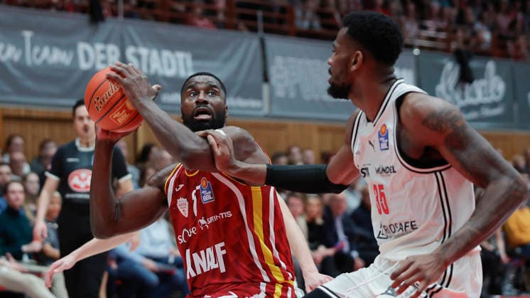 In the picture from left Eddy Edigin Wuerzburg Baskets, 27 vs Ejiofor Onu Bamberg Baskets, 35 01 02 2026, Fitness First Wuerzburg Baskets vs BMA365 Bamberg Baskets, easyCredit BBL, Matchday 18, Germany, 97072, tectake Arena Wuerzburg, Copyright: HMBxMedia xJulienxBecker