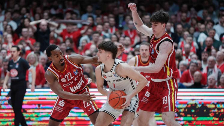 In the picture from left Johnathan Stove Wuerzburg Baskets, 22 , Zachary Ensminger Bamberg Baskets, 1 and Christian Skladanowski Wuerzburg Baskets, 19 01 02 2026, Fitness First Wuerzburg Baskets vs BMA365 Bamberg Baskets, easyCredit BBL, Matchday 18, Germany, 97072, tectake Arena Wuerzburg, Copyright: HMBxMedia xJulienxBecker