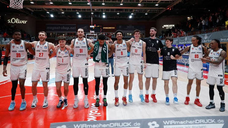 From left to right The Bamberg players celebrate the derby victory with their fans 01 02 2026, Basketball, BBL, Fitness First Wuerzburg Baskets vs BMA365 Bamberg Baskets, GER, Wuerzburg, Tectake Arena Copyright: HMBxMedia xHeikoxBecker