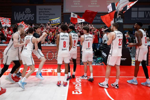 From left to right The Bamberg players celebrate the derby victory with their fans 01 02 2026, Basketball, BBL, Fitness First Wuerzburg Baskets vs BMA365 Bamberg Baskets, GER, Wuerzburg, Tectake Arena Copyright: HMBxMedia xHeikoxBecker