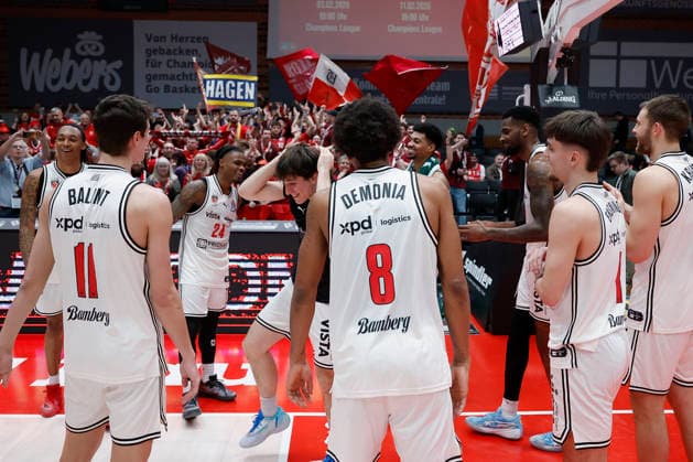 From left to right The Bamberg players celebrate the derby victory with their fans 01 02 2026, Basketball, BBL, Fitness First Wuerzburg Baskets vs BMA365 Bamberg Baskets, GER, Wuerzburg, Tectake Arena Copyright: HMBxMedia xHeikoxBecker