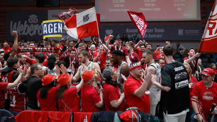 From left to right The Bamberg players celebrate the derby victory with their fans 01 02 2026, Basketball, BBL, Fitness First Wuerzburg Baskets vs BMA365 Bamberg Baskets, GER, Wuerzburg, Tectake Arena Copyright: HMBxMedia xHeikoxBecker