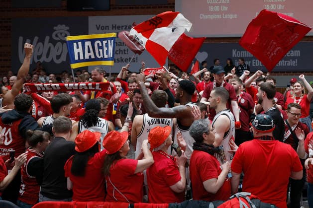 From left to right The Bamberg players celebrate the derby victory with their fans 01 02 2026, Basketball, BBL, Fitness First Wuerzburg Baskets vs BMA365 Bamberg Baskets, GER, Wuerzburg, Tectake Arena Copyright: HMBxMedia xHeikoxBecker