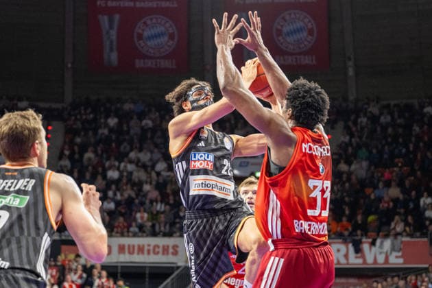 Alec Anigbata 21 Ratiopharm Ulm in duel with David McCormack 33 FC Bayern Basketball , FC Bayern Basketball vs Ratiopharm Ulm, BBL, 18 Matchday, 01 02 2026 Munich Bavaria Germany Copyright: xkolbert-press UlrichxGamelx