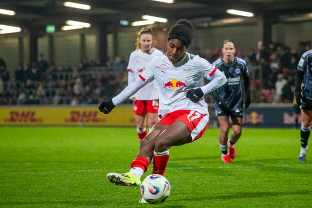 GER, Leipzig, Football, Google Pixel Women Bundesliga, Matchday 16, RB Leipzig vs Eintracht Frankfurt in picture v l Delice Boboy RB Leipzig 17 , missed penalty 01 02 2025, RB Leipzig Training Academy Cottaweg Leipzig DFB REGULATIONS PROHIBIT ANY USE OF PHOTOGRAPHS AS IMAGE SEQUENCES AND OR QUASI VIDEO, Copyright: HMBxMedia PaulxFritz