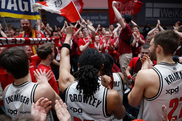 From left to right The Bamberg players celebrate the derby victory with their fans 01 02 2026, Basketball, BBL, Fitness First Wuerzburg Baskets vs BMA365 Bamberg Baskets, GER, Wuerzburg, Tectake Arena Copyright: HMBxMedia xHeikoxBecker