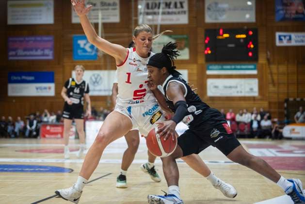 Kennedy Dickie Nr1, Osnabrück , Lashae Dwyer Nr2 Hannover GiroLive Panthers Osnabrück 57 71 TK Hannover Luchse 1 DBBL 17 Matchday GiroLive Panthers Osnabrück vs TK Hannover Luchse