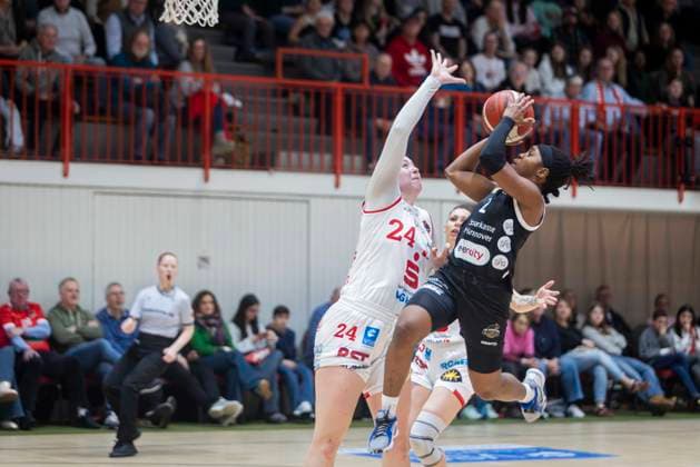Lina Sontag Nr 24 Osnabrück , Lashae Dwyer Nr2 Hannover GiroLive Panthers Osnabrück 57 71 TK Hannover Luchse 1 DBBL 17 Matchday GiroLive Panthers Osnabrück vs TK Hannover Luchse