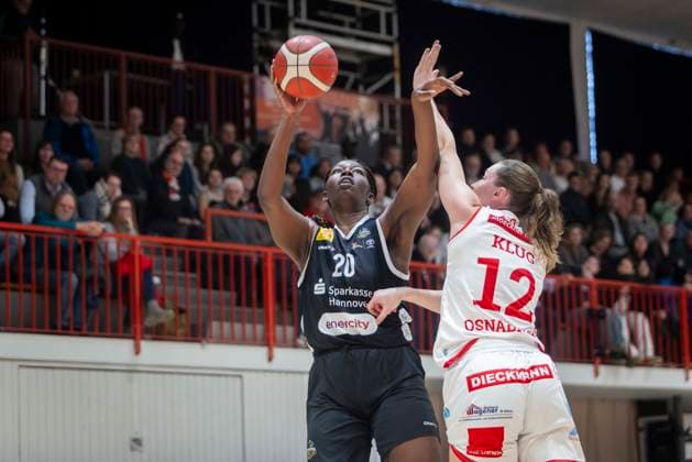 Serena Manala Nr 20 Hannover , Johanna Klug Nr12 Osnabrück GiroLive Panthers Osnabrück 57 71 TK Hannover Luchse 1 DBBL 17 Matchday GiroLive Panthers Osnabrück vs TK Hannover Luchse