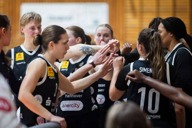 Hannover players hold hands together after a timeout GiroLive Panthers Osnabrück 57 71 TK Hannover Luchse 1 DBBL 17 Matchday GiroLive Panthers Osnabrück vs TK Hannover Luchse