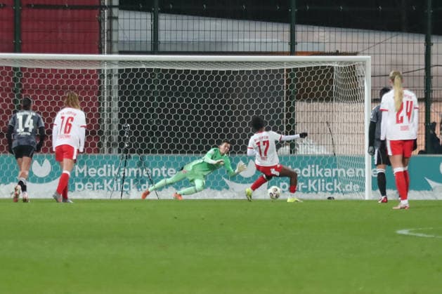 Google Pixel Womens Bundesliga, RB Leipzig Eintracht Frankfurt 01 02 2026 Goalkeeper Lina Altenburg 12, Eintracht Frankfurt holds Delice Boboys penalty 17, RB Leipzig Football, Google Pixel Womens Bundesliga, Season 2025 2026, Matchday 16 RB Leipzig vs SG Eintracht Frankfurt on 01 02 2026, Training Center Cottaweg, Leipzig DFB REGULATIONS PROHIBIT ANY USE OF PHOTOGRAPHS AS IMAGE SEQUENCES AND OR QUASI VIDEO Copyright: xBEAUTIFULxSPORTS JanxKaeferx