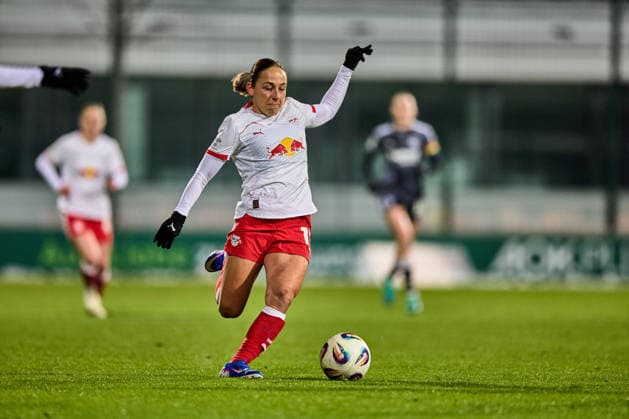 01 02 2026, GER, Womens Soccer, BL, 2025 2026, RB Leipzig Eintracht Frankfurt Gina Chmielinski 10, RB Leipzig , Freisteller, Aktion, mit Ball Leipzig Trainingszentrum der Roten Bulle Sachsen Germany