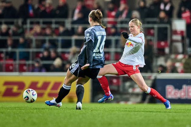01 02 2026, GER, Womens Soccer, BL, 2025 2026, RB Leipzig Eintracht Frankfurt Emilia Asgeirsdottir 8, RB Leipzig , Action, tries to block ball, too late Leipzig Training Center of the Red Bull Saxony Germany