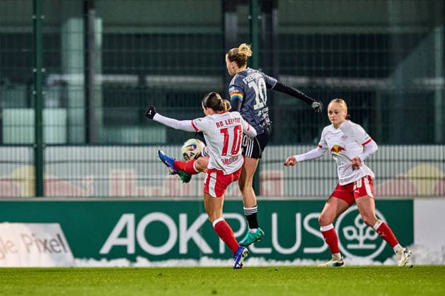 01 02 2026, GER, Womens Soccer, BL, 2025 2026, RB Leipzig Eintracht Frankfurt Gina Chmielinski 10, RB Leipzig and Laura Freigang 10, Eintracht Frankfurt fighting for the ball, jump Leipzig training center of the Red Bull Saxony Germany
