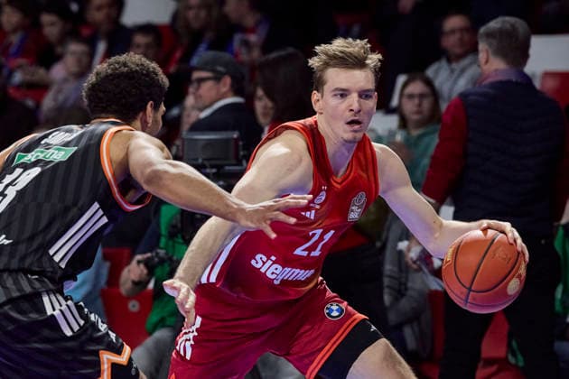 German Basketball Bundesliga BBL , FC Bayern Munich Basketball vs RATIOPHARM ULM, Munich FC Bayern Basketball, ulm ratiopharm, 2026 02 01 in Munich SAP Garden HOLLATZ Justus FC Bayern Basketball Point Guard PG Nr21 FCBB21 , SMITH Mark RATIOPHARM ULM Shooting Guard SG Nr13 ULM13 sportworld Munich SAP Garden Bayern Germany