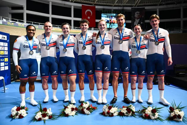 2026 UEC Track Elite European Championships Picture by Olly Hassell SWpix.com - 01 02 2026 - Cycling - 2026 UEC Track Elite European Championships - Konya Velodrome, Konya, Türkiye - Men s and Women™s Team Sprint Podium - Rhianna Parris-Smith, Matthew Richardson, Sophie Capewell, Harry Radford, Lauren Bell, Joe Truman, Lowri Thomas, Hamish Turnbull after winning the Silver Medal in the Team Sprint Copyright: x xSWpix.comx(t axPhotographyxHubxLtd)xOllyxHassell SWpix.comx SWP-3177-0127