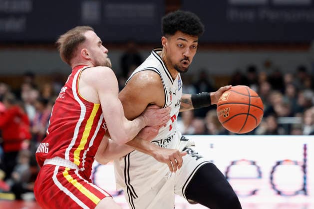 from left to right Lukas Herzog Fitness First Wuerzburg Baskets, 1 and Ibrahim Watson Bamberg Baskets, 2 01 02 2026, Basketball, BBL, Fitness First Wuerzburg Baskets vs BMA365 Bamberg Baskets, GER, Wuerzburg, Tectake Arena Copyright: HMBxMedia xHeikoxBecker