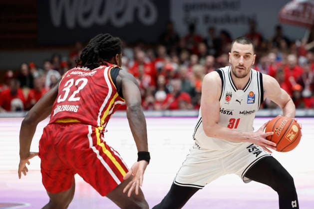 from left to right Charles Thompson Fitness First Wuerzburg Baskets, 32 and Daniel Keppeler Bamberg Baskets, 31 01 02 2026, Basketball, BBL, Fitness First Wuerzburg Baskets vs BMA365 Bamberg Baskets, GER, Wuerzburg, Tectake Arena Copyright: HMBxMedia xHeikoxBecker