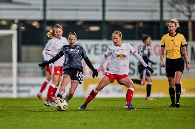 01 02 2026, GER, Womens Soccer, BL, 2025 2026, RB Leipzig Eintracht Frankfurt Geraldine Reuteler 14, Eintracht Frankfurt, li , Emilia Asgeirsdottir 8, RB Leipzig , Action, Battle for Ball Leipzig Training Center of the Red Bull Saxony Germany