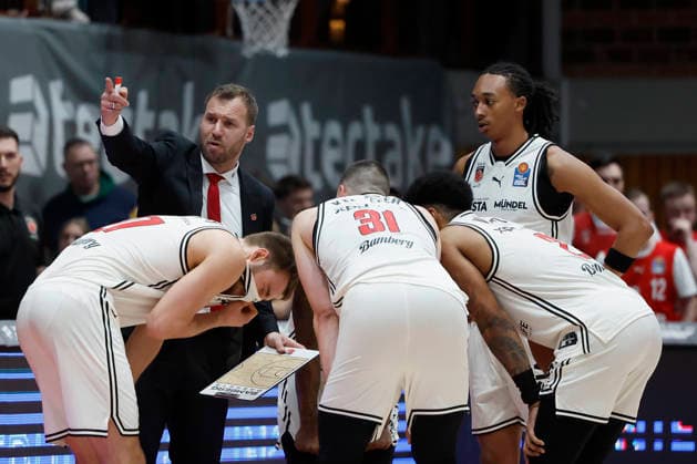 from left to right Time-out with Head Coach Anton Gavel Bamberg Baskets 01 02 2026, Basketball, BBL, Fitness First Wuerzburg Baskets vs BMA365 Bamberg Baskets, GER, Wuerzburg, Tectake Arena Copyright: HMBxMedia xHeikoxBecker