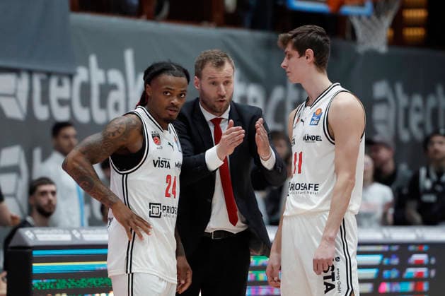 from left to right Cobe Williams Bamberg Baskets, 24 , Head Coach Anton Gavel Bamberg Baskets and Richard Balint Bamberg Baskets, 11 01 02 2026, Basketball, BBL, Fitness First Wuerzburg Baskets vs BMA365 Bamberg Baskets, GER, Wuerzburg, Tectake Arena Copyright: HMBxMedia xHeikoxBecker