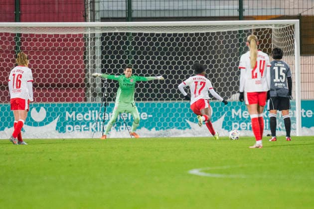 01 02 2026, xomx, Fußball Google Pixel Frauen Bundesliga, RB Leipzig Eintracht Frankfurt v l Strafstoss RBL Delice Boboy RasenBallsport Leipzig , doch Lina Altenburg Eintracht Frankfurt haelt DFL DFB REGULATIONS PROHIBIT ANY USE OF PHOTOGRAPHS as IMAGE SEQUENCES and or QUASI VIDEO Leipzig
