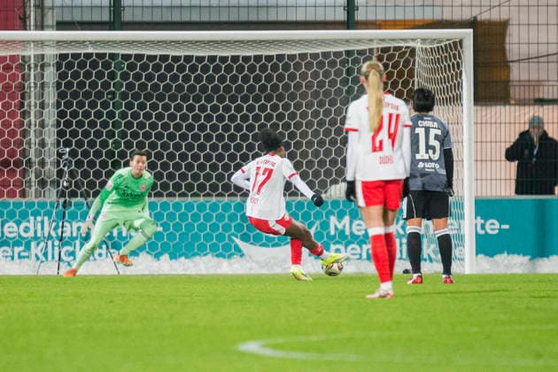 01 02 2026, xomx, Fußball Google Pixel Frauen Bundesliga, RB Leipzig Eintracht Frankfurt v l Strafstoss RBL Delice Boboy RasenBallsport Leipzig , doch Lina Altenburg Eintracht Frankfurt haelt DFL DFB REGULATIONS PROHIBIT ANY USE OF PHOTOGRAPHS as IMAGE SEQUENCES and or QUASI VIDEO Leipzig
