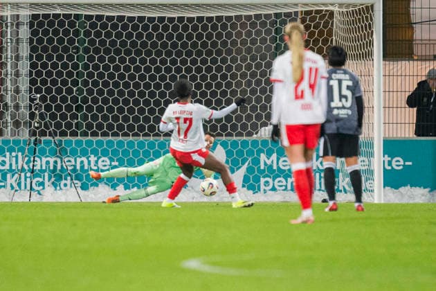 01 02 2026, xomx, Fußball Google Pixel Frauen Bundesliga, RB Leipzig Eintracht Frankfurt v l Strafstoss RBL Delice Boboy RasenBallsport Leipzig , doch Lina Altenburg Eintracht Frankfurt haelt DFL DFB REGULATIONS PROHIBIT ANY USE OF PHOTOGRAPHS as IMAGE SEQUENCES and or QUASI VIDEO Leipzig