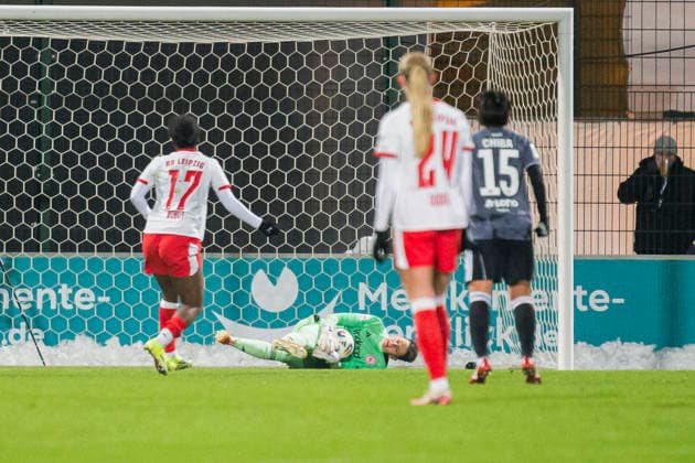 01 02 2026, xomx, Fußball Google Pixel Frauen Bundesliga, RB Leipzig Eintracht Frankfurt v l Strafstoss RBL Delice Boboy RasenBallsport Leipzig , doch Lina Altenburg Eintracht Frankfurt haelt DFL DFB REGULATIONS PROHIBIT ANY USE OF PHOTOGRAPHS as IMAGE SEQUENCES and or QUASI VIDEO Leipzig