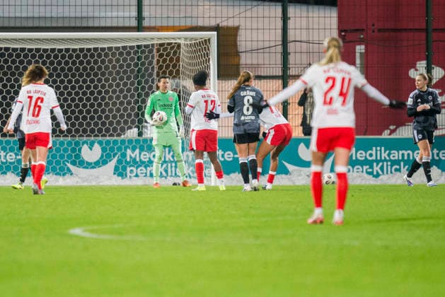 01 02 2026, xomx, Fußball Google Pixel Frauen Bundesliga, RB Leipzig Eintracht Frankfurt v l Strafstoss RBL Delice Boboy RasenBallsport Leipzig , doch Lina Altenburg Eintracht Frankfurt haelt DFL DFB REGULATIONS PROHIBIT ANY USE OF PHOTOGRAPHS as IMAGE SEQUENCES and or QUASI VIDEO Leipzig
