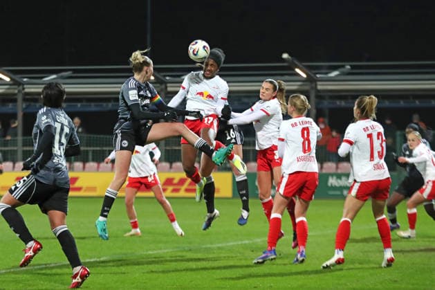 Google Pixel Frauen Bundesliga, RB Leipzig Eintracht Frankfurt 01 02 2026 Delice Boboy 17, RB Leipzig clears by head in front of Laura Freigang 10, Eintracht Frankfurt Fußball, Google Pixel Frauen Bundesliga, Saison 2025 2026, 16 Spieltag RB Leipzig vs SG Eintracht Frankfurt am 01 02 2026, Trainingszentrum Cottaweg, Leipzig DFB REGULATIONS PROHIBIT ANY USE OF PHOTOGRAPHS AS IMAGE SEQUENCES AND OR QUASI VIDEO Copyright: xBEAUTIFULxSPORTS JanxKaeferx