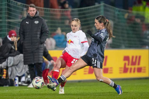 GER, Leipzig, Football, Google Pixel Womens Bundesliga, Matchday 16, RB Leipzig vs Eintracht Frankfurt in picture v l Victoria Krug RB Leipzig 20 , Ereleta Memeti Eintracht Frankfurt 27 , duel, 01 02 2025, RB Leipzig Training Academy Cottaweg Leipzig DFB REGULATIONS PROHIBIT ANY USE OF PHOTOGRAPHS AS IMAGE SEQUENCES AND OR QUASI VIDEO, Copyright: HMBxMedia PaulxFritz