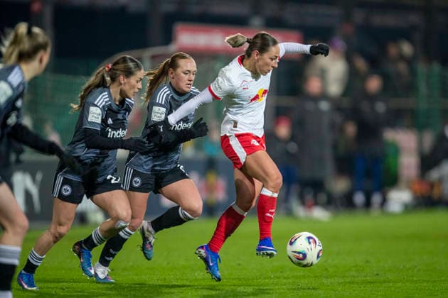 GER, Leipzig, Football, Google Pixel Womens Bundesliga, Matchday 16, RB Leipzig vs Eintracht Frankfurt in the picture from l Lisanne Graewe Eintracht Frankfurt 08 , Gina Chmielinski RB Leipzig 10 , duel, 01 02 2025, RB Leipzig Training Academy Cottaweg Leipzig DFB REGULATIONS PROHIBIT ANY USE OF PHOTOGRAPHS AS IMAGE SEQUENCES AND OR QUASI VIDEO, Copyright: HMBxMedia PaulxFritz