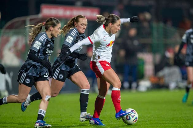 GER, Leipzig, Football, Google Pixel Womens Bundesliga, Matchday 16, RB Leipzig vs Eintracht Frankfurt in the picture from l Lisanne Graewe Eintracht Frankfurt 08 , Gina Chmielinski RB Leipzig 10 , duel, 01 02 2025, RB Leipzig Training Academy Cottaweg Leipzig DFB REGULATIONS PROHIBIT ANY USE OF PHOTOGRAPHS AS IMAGE SEQUENCES AND OR QUASI VIDEO, Copyright: HMBxMedia PaulxFritz