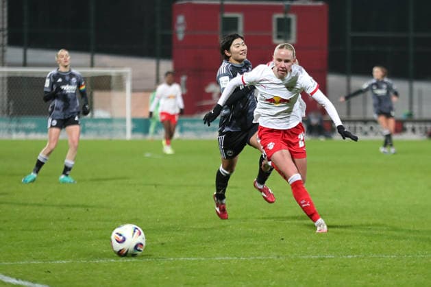 Google Pixel Womens Bundesliga, RB Leipzig Eintracht Frankfurt 01 02 2026 Nikoline Dudek 24, RB Leipzig wins the running duel against Remina Chiba 15, Eintracht Frankfurt Football, Google Pixel Womens Bundesliga, Season 2025 2026, 16 Matchday RB Leipzig vs SG Eintracht Frankfurt on 01 02 2026, Training Center Cottaweg, Leipzig DFB REGULATIONS PROHIBIT ANY USE OF PHOTOGRAPHS AS IMAGE SEQUENCES AND OR QUASI VIDEO Copyright: xBEAUTIFULxSPORTS JanxKaeferx