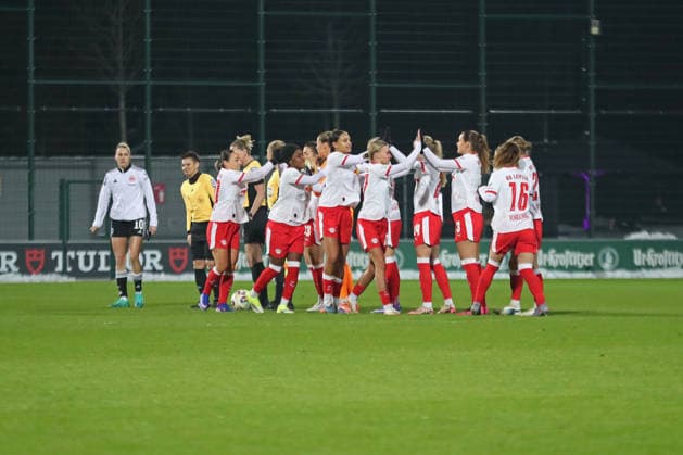 Google Pixel Womens Bundesliga, RB Leipzig Eintracht Frankfurt 01 02 2026 The RB Leipzig team giving each other a high-five Football, Google Pixel Womens Bundesliga, Season 2025 2026, 16 Matchday RB Leipzig vs SG Eintracht Frankfurt on 01 02 2026, Training Center Cottaweg, Leipzig DFB REGULATIONS PROHIBIT ANY USE OF PHOTOGRAPHS AS IMAGE SEQUENCES AND OR QUASI VIDEO Copyright: xBEAUTIFULxSPORTS JanxKaeferx