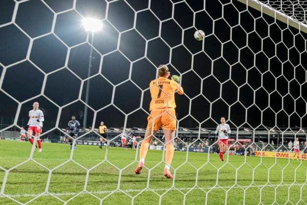 01 02 2026, xomx, Soccer Google Pixel Women Bundesliga, RB Leipzig Eintracht Frankfurt v l Elvira Johanna Herzog RasenBallsport Leipzig am Ball DFL DFB REGULATIONS PROHIBIT ANY USE OF PHOTOGRAPHS as IMAGE SEQUENCES and or QUASI VIDEO Leipzig
