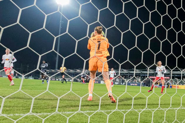 01 02 2026, xomx, Soccer Google Pixel Women Bundesliga, RB Leipzig Eintracht Frankfurt v l Elvira Johanna Herzog RasenBallsport Leipzig am Ball DFL DFB REGULATIONS PROHIBIT ANY USE OF PHOTOGRAPHS as IMAGE SEQUENCES and or QUASI VIDEO Leipzig